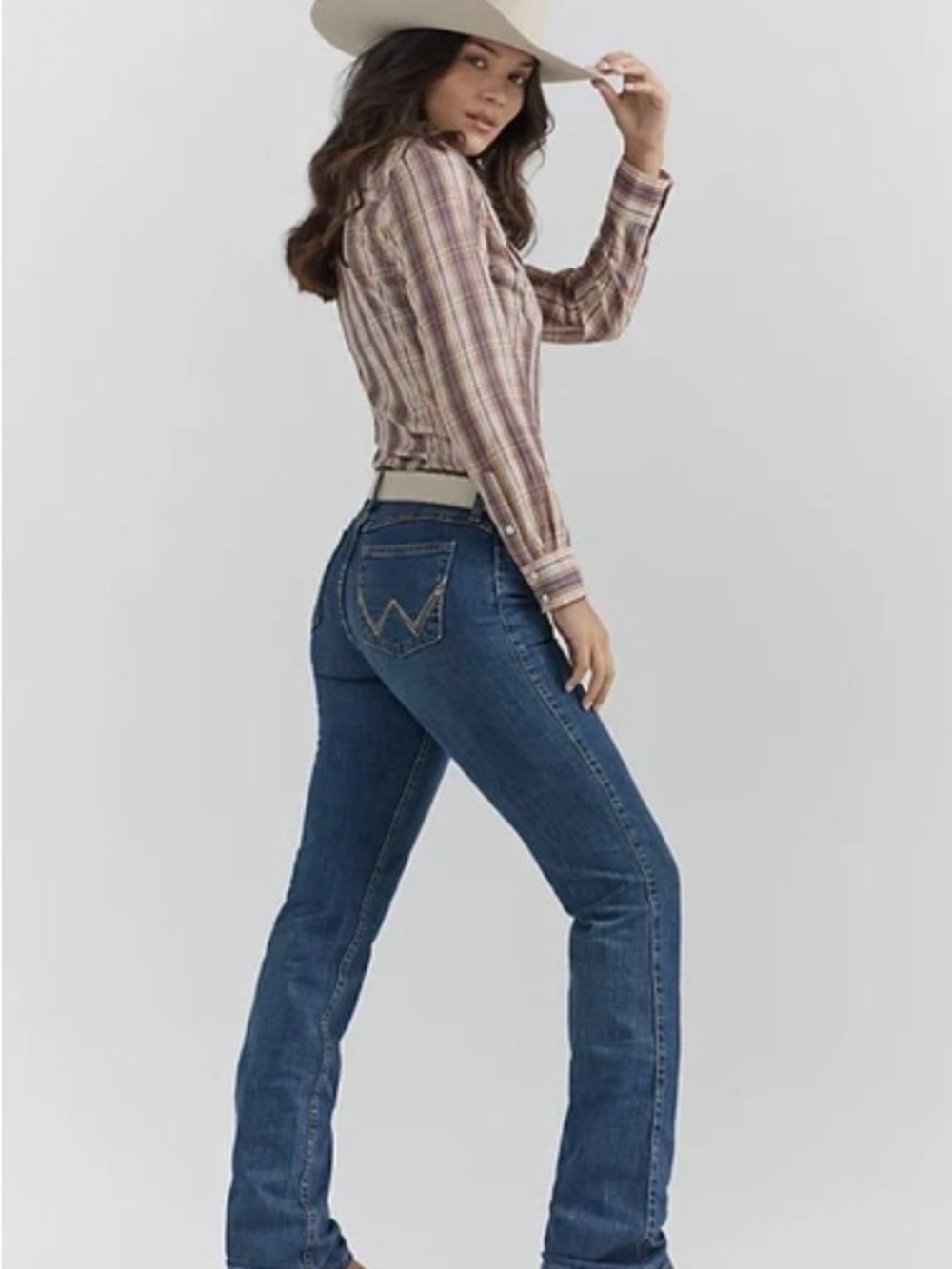 Wrangler Womenโs Bootcut Jeans in Medium Blue